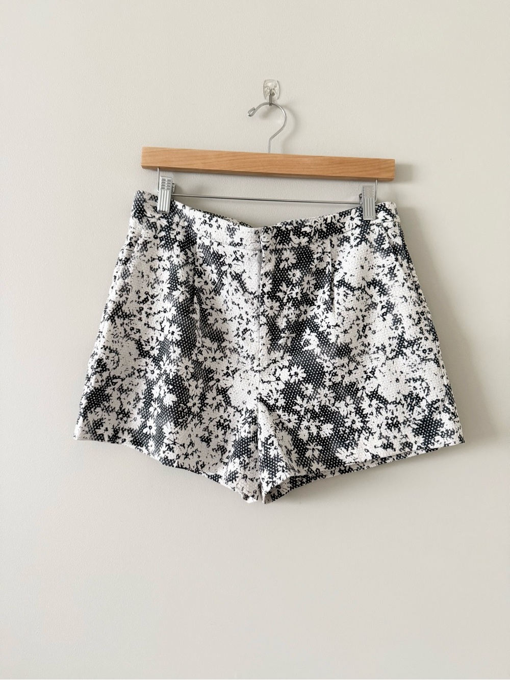 Sam Edelman Black & White Floral Textured Print Women's Shorts Size 10